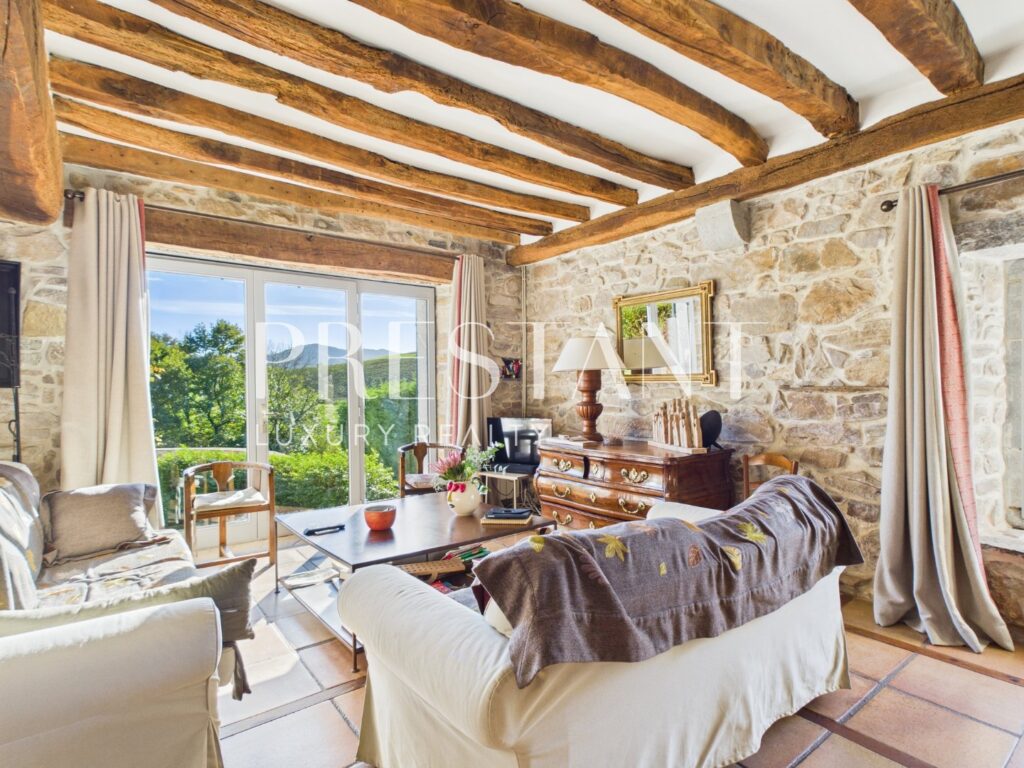 Maison – 6 pièces – 5 chambres – 260 m²