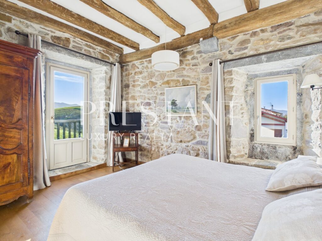 Maison – 6 pièces – 5 chambres – 260 m²