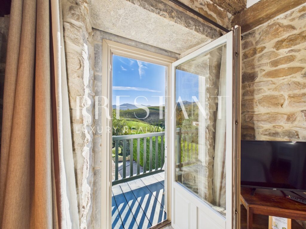 Maison – 6 pièces – 5 chambres – 260 m²