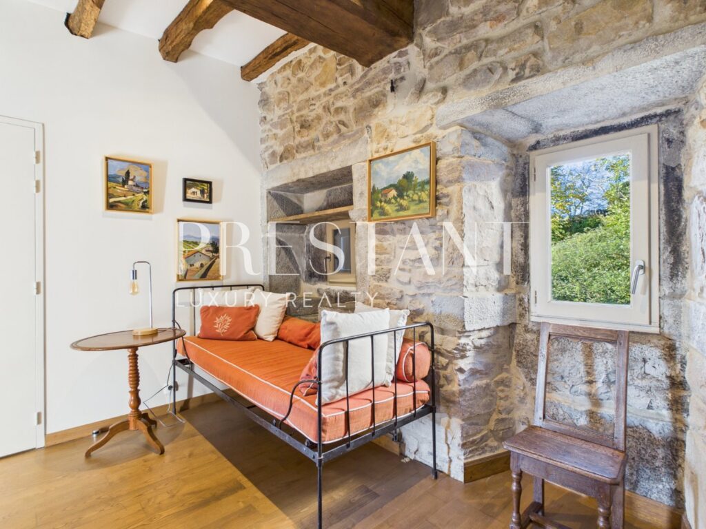 Maison – 6 pièces – 5 chambres – 260 m²