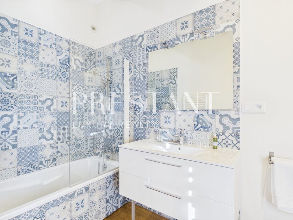 Maison – 6 pièces – 5 chambres – 260 m²