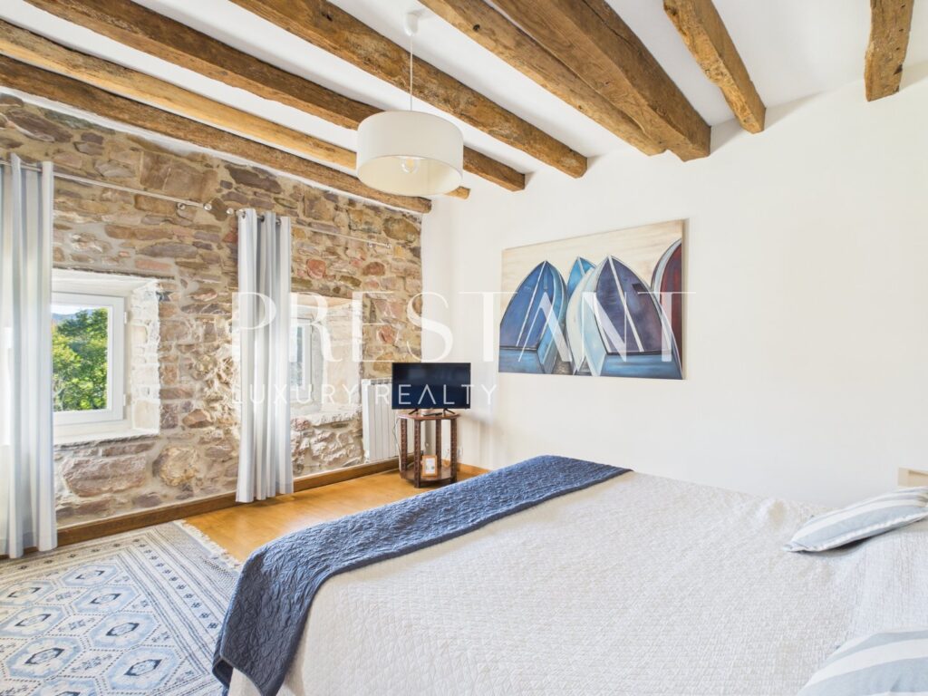 Maison – 6 pièces – 5 chambres – 260 m²