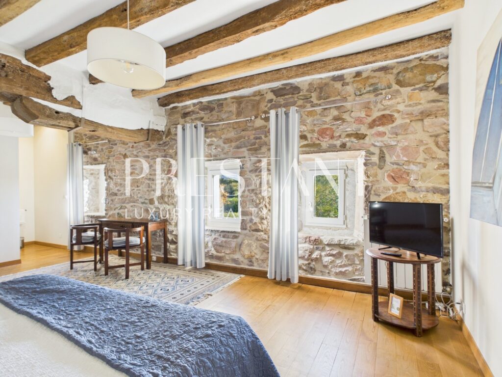 Maison – 6 pièces – 5 chambres – 260 m²