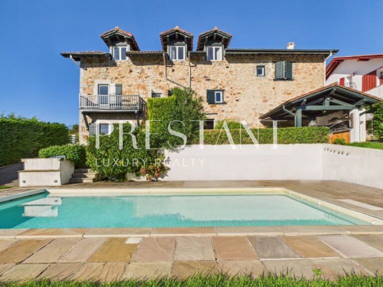 Maison – 6 pièces – 5 chambres – 260 m²