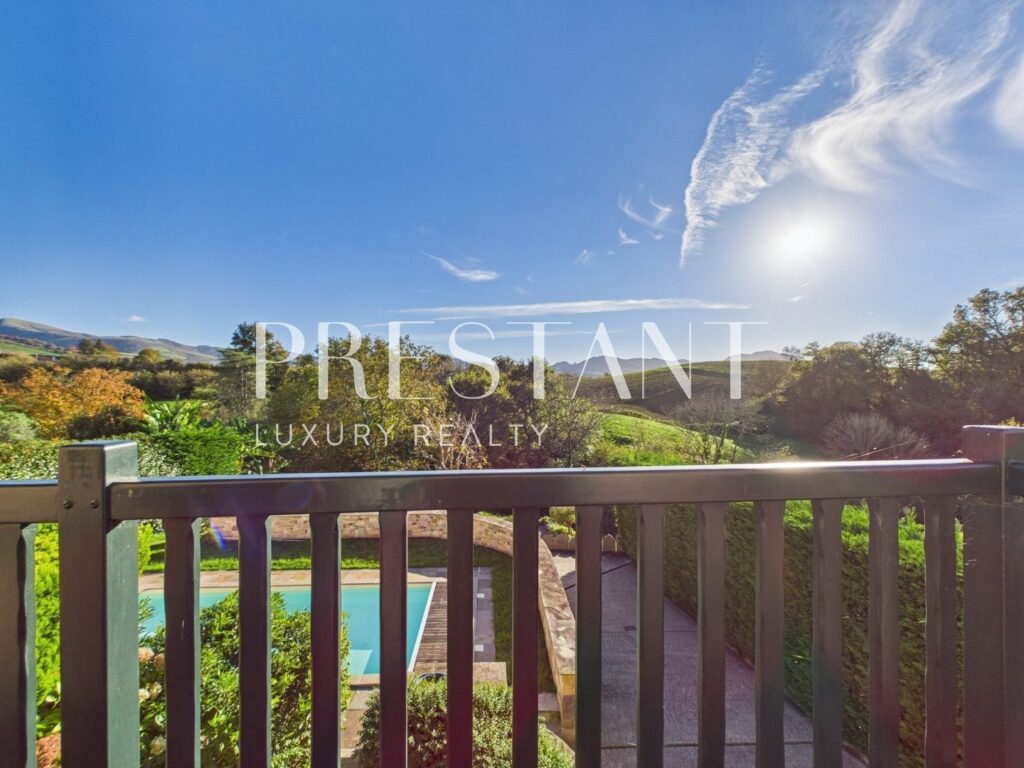 Maison – 6 pièces – 5 chambres – 260 m²