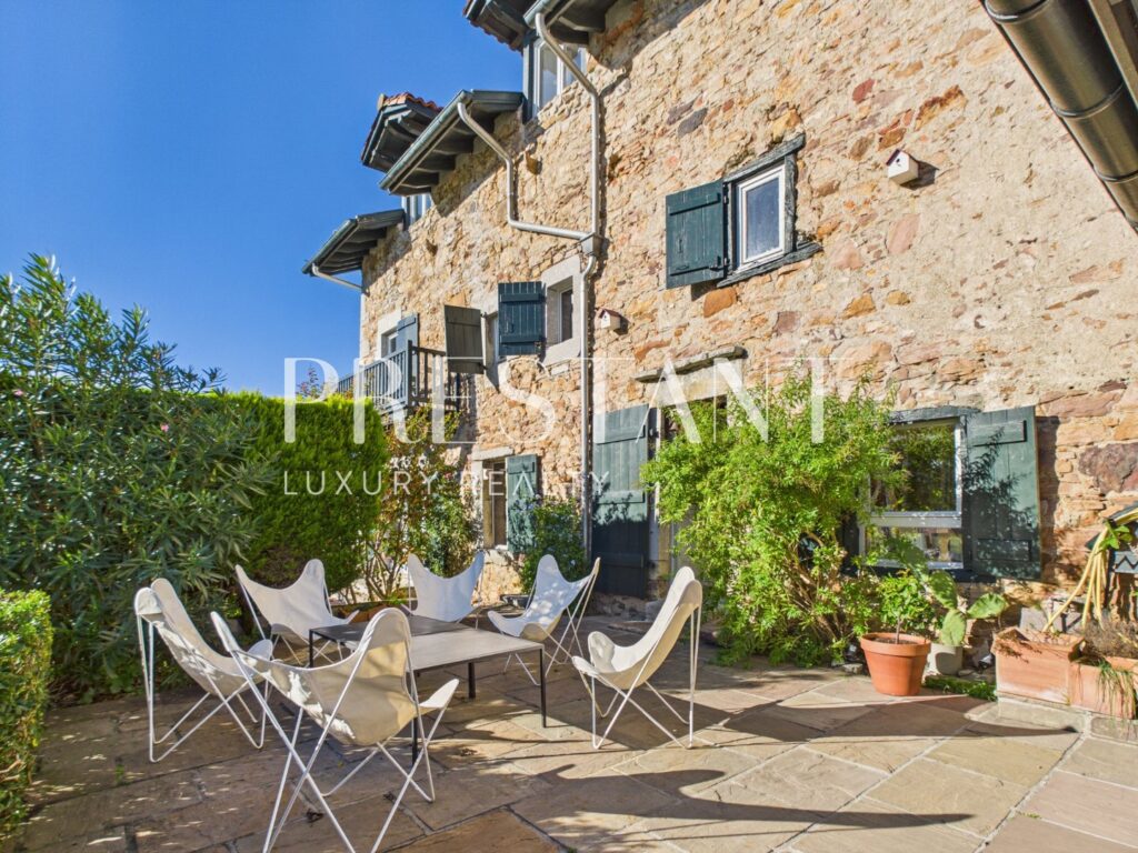 Maison – 6 pièces – 5 chambres – 260 m²