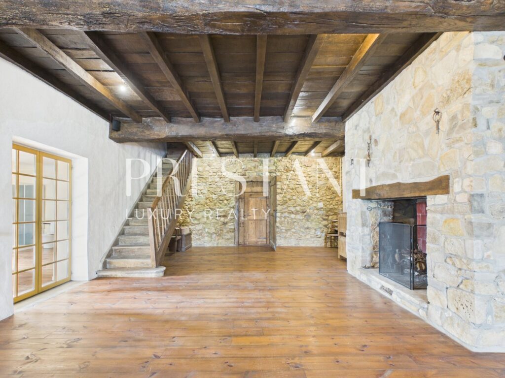 Maison – 11 pièces – 7 chambres – 488 m²