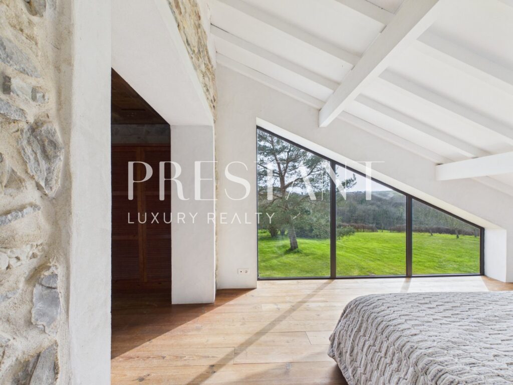 Maison – 11 pièces – 7 chambres – 488 m²