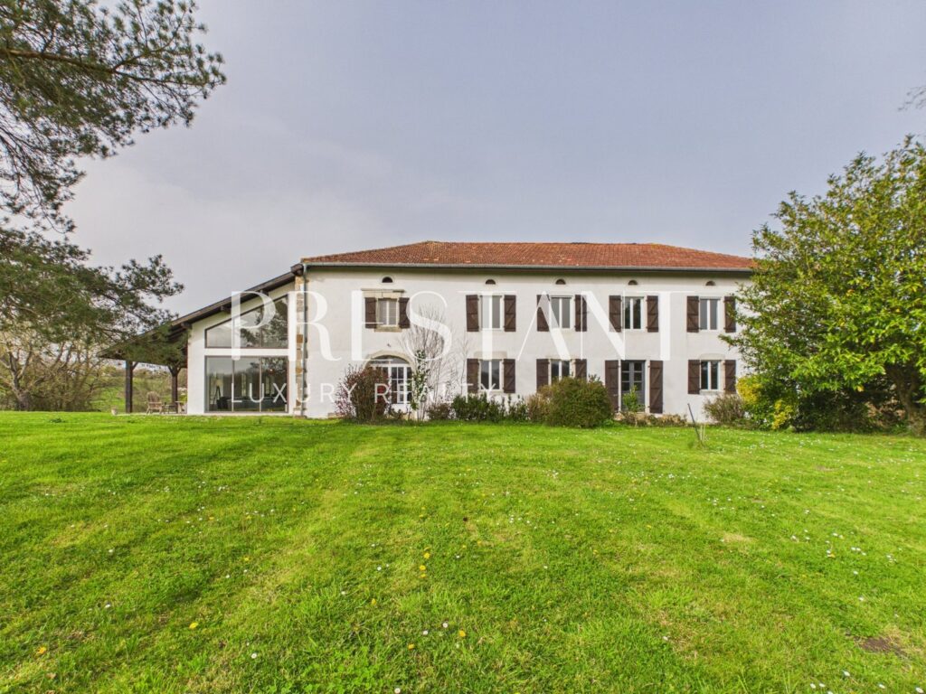 Maison – 11 pièces – 7 chambres – 488 m²