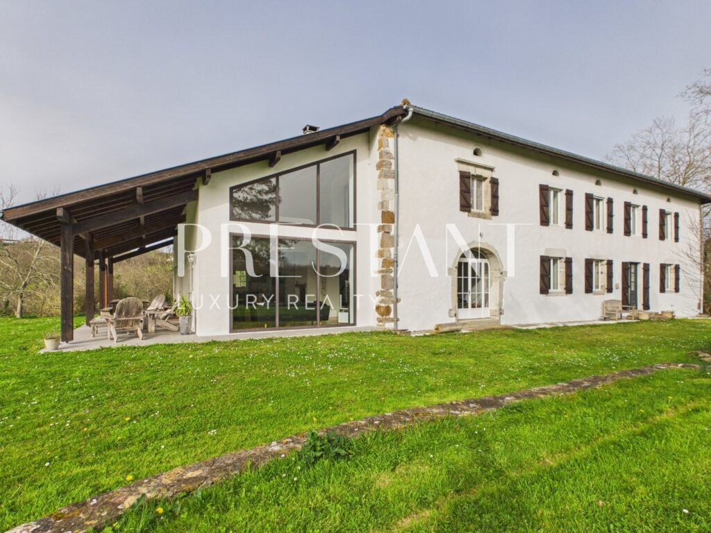 Maison – 11 pièces – 7 chambres – 488 m²