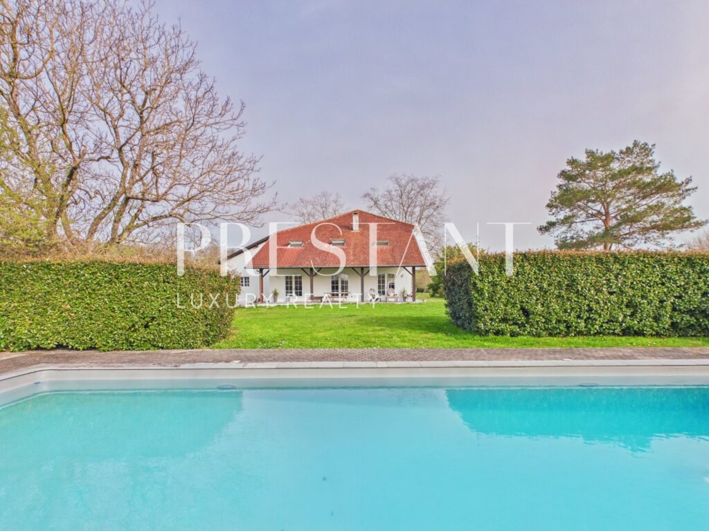 Maison – 11 pièces – 7 chambres – 488 m²