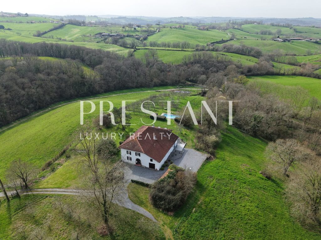 Maison – 11 pièces – 7 chambres – 488 m²