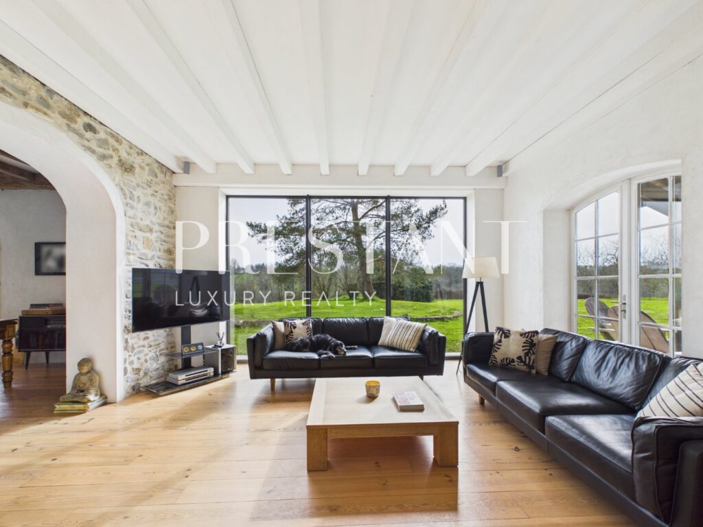 Maison – 11 pièces – 7 chambres – 488 m²