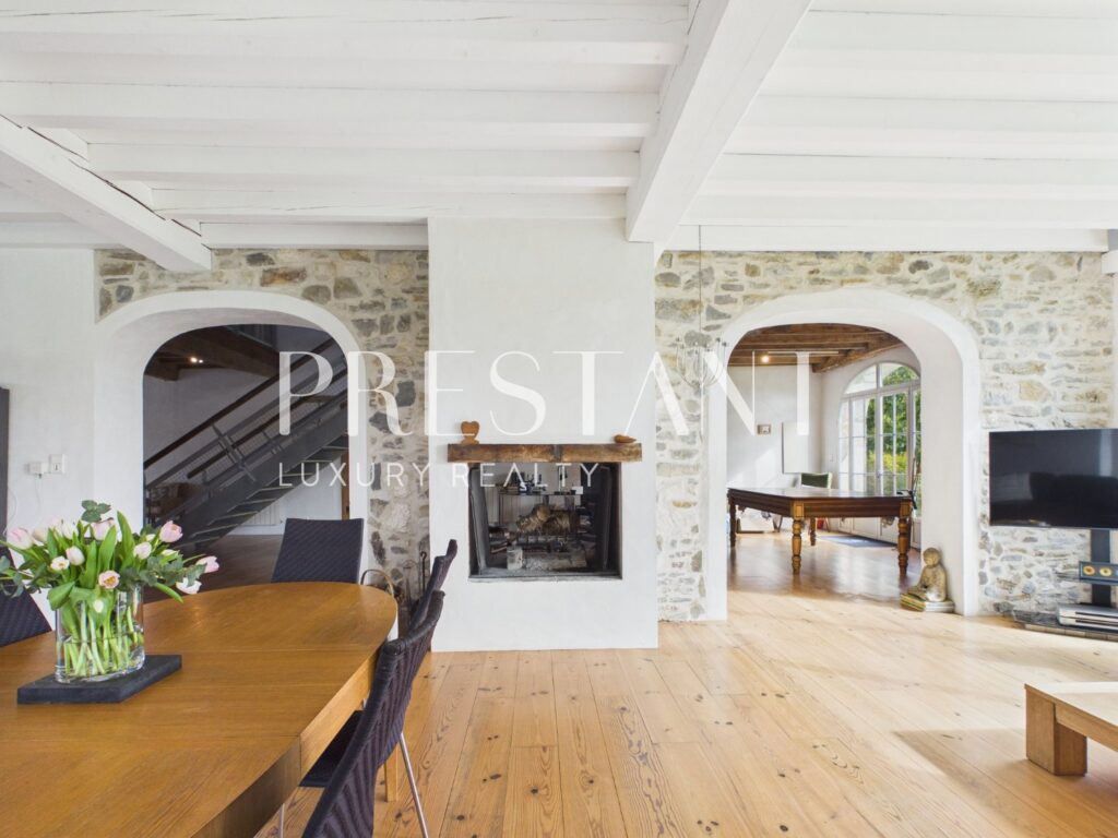 Maison – 11 pièces – 7 chambres – 488 m²