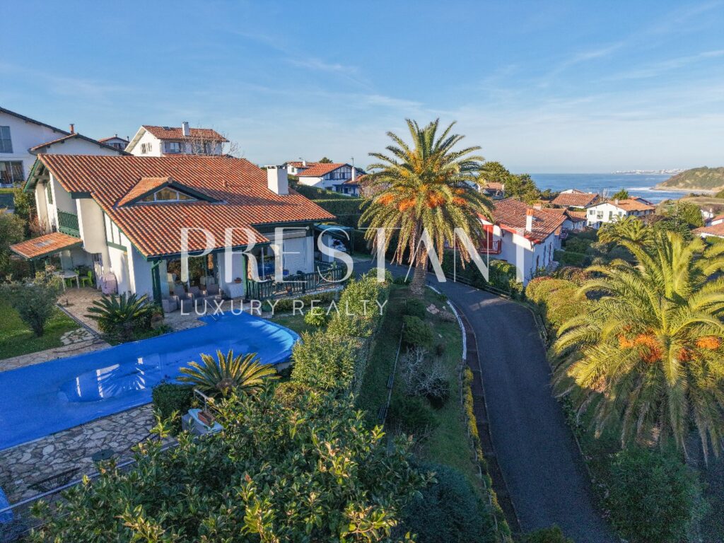 Maison – 7 pièces – 5 chambres – 198 m²