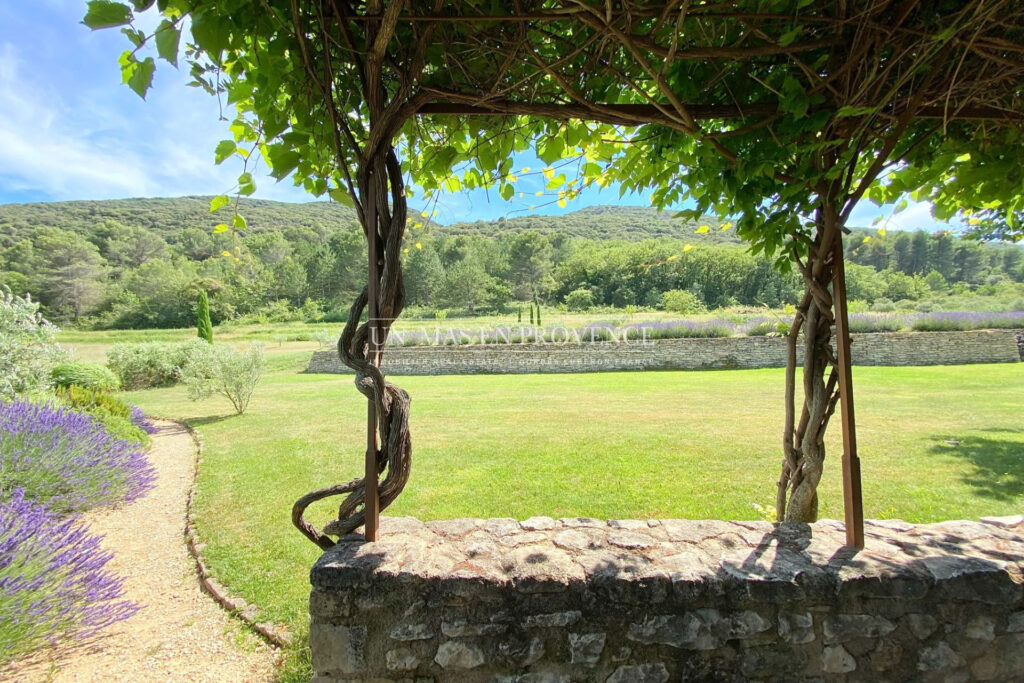 Mas Provençal avec Piscine et Vue Panoramique à Bonnieux ? Loc – 5 pièces – 5 chambres – 300.00 m²