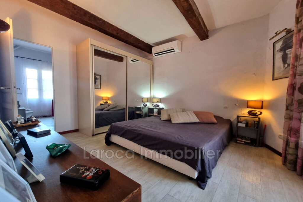 Maison de ville avec jardin – gros potentiel  – 6 pièces – 4 chambres – 220.00 m²