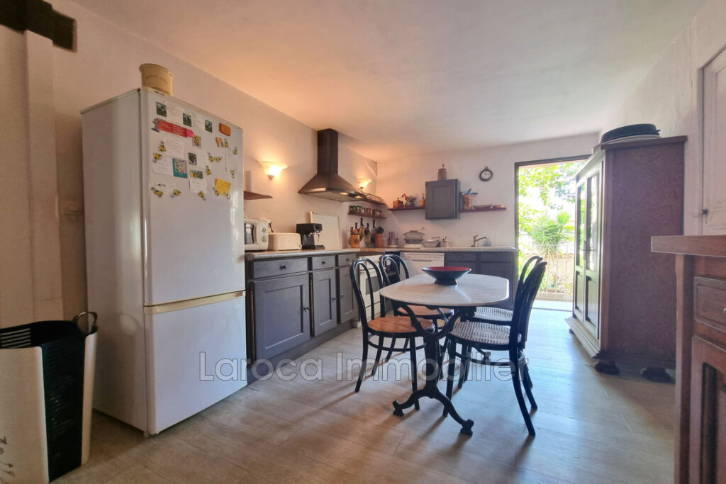 Maison de ville avec jardin – gros potentiel  – 6 pièces – 4 chambres – 220.00 m²