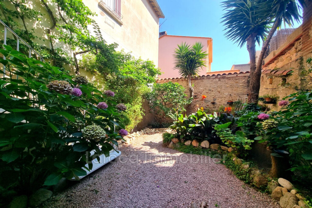 Maison de ville avec jardin – gros potentiel  – 6 pièces – 4 chambres – 220.00 m²