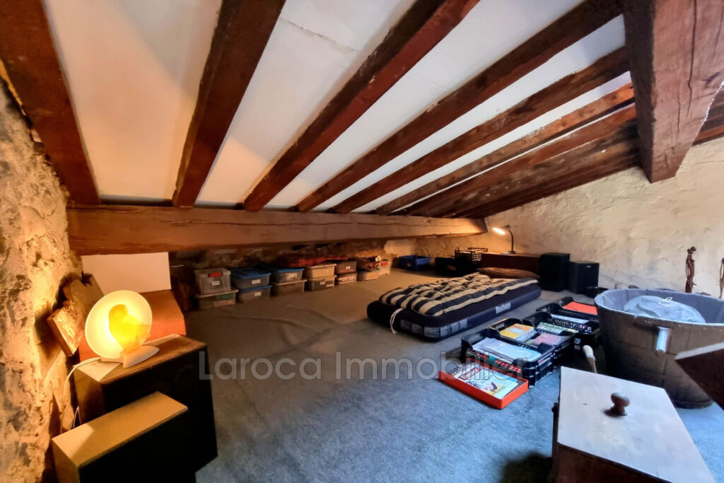 Maison de ville avec jardin – gros potentiel  – 6 pièces – 4 chambres – 220.00 m²