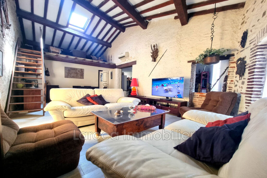 Maison de ville avec jardin – gros potentiel  – 6 pièces – 4 chambres – 220.00 m²