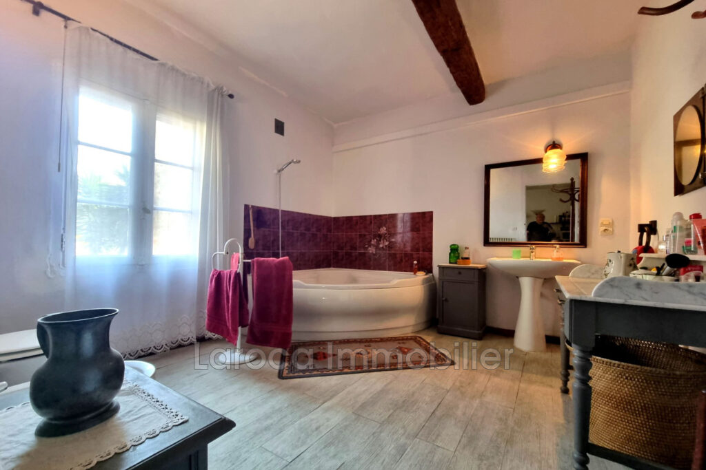 Maison de ville avec jardin – gros potentiel  – 6 pièces – 4 chambres – 220.00 m²