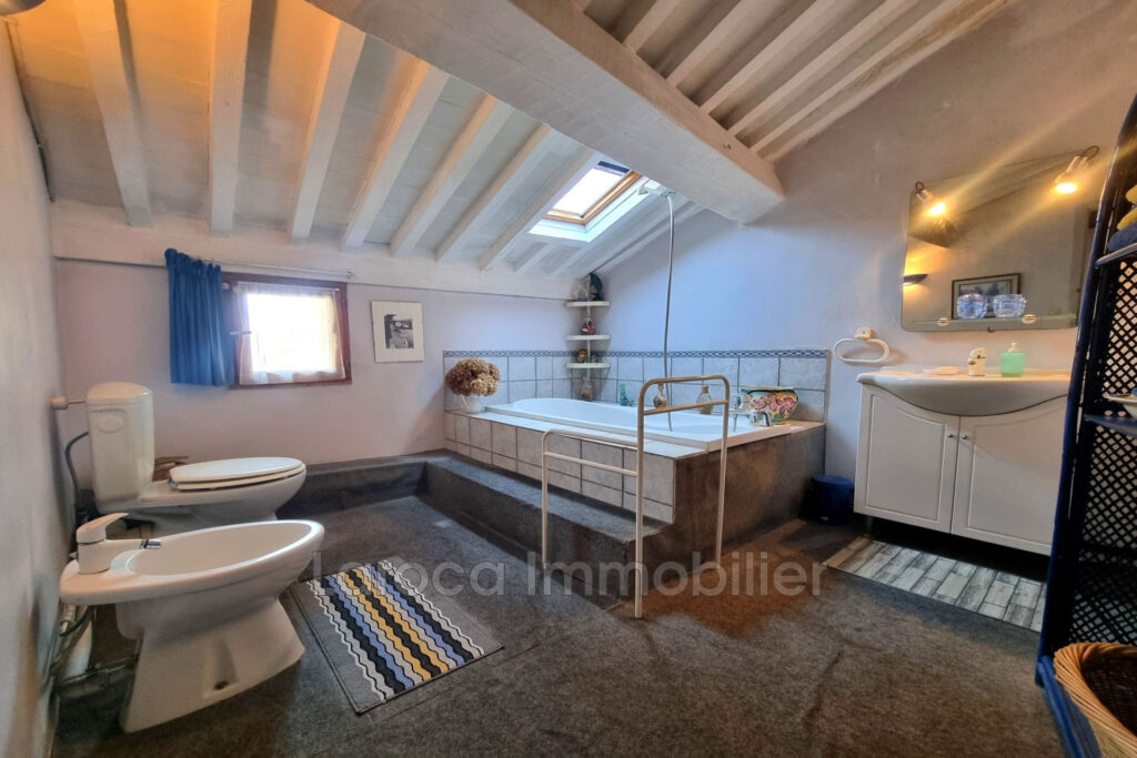 Maison de ville avec jardin – gros potentiel  – 6 pièces – 4 chambres – 220.00 m²