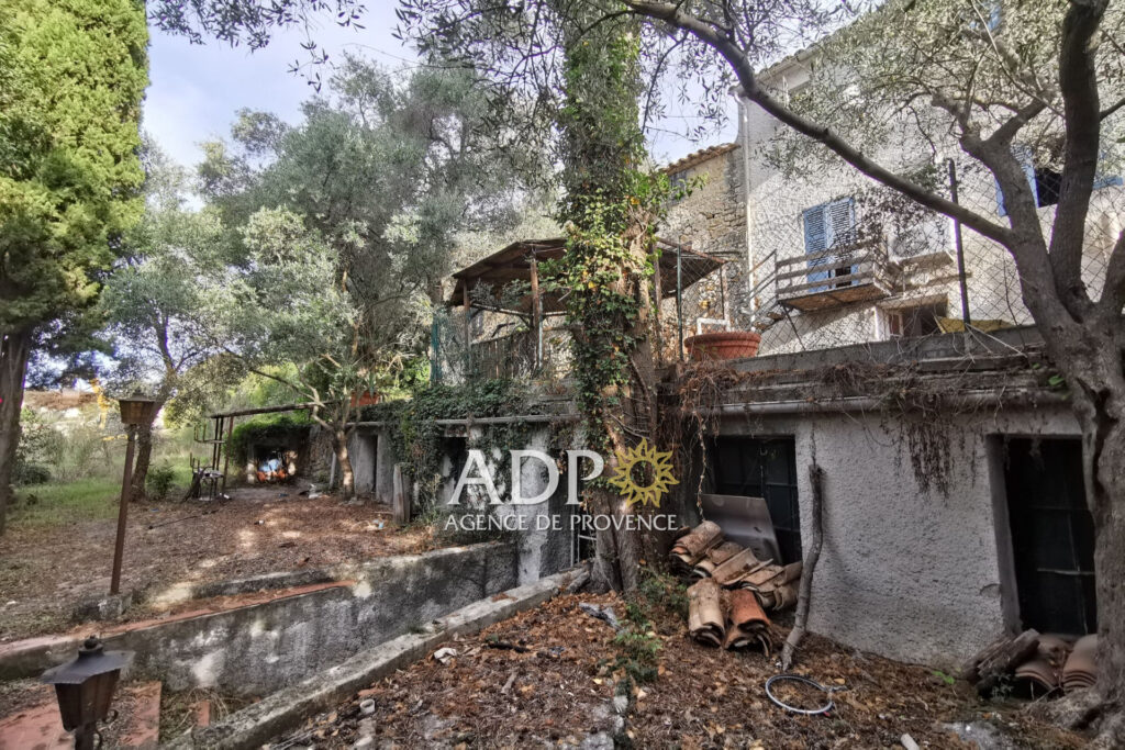 Maison en état de ruine sur un terrain à Plascassier.  – NR pièces – NR chambres – 180.00 m²