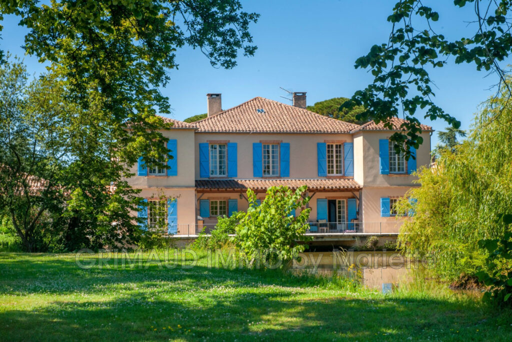 proprieté sur 24 HA avec lac, ecurie et plusieurs maisons – NR pièces – 10 chambres – 740.00 m²