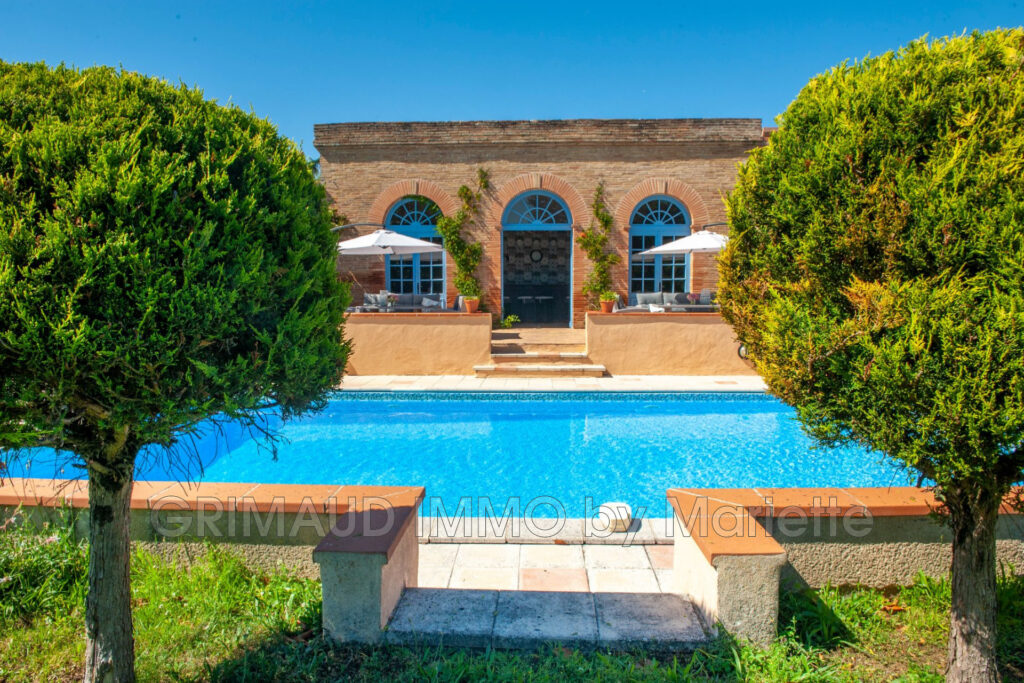 proprieté sur 24 HA avec lac, ecurie et plusieurs maisons – NR pièces – 10 chambres – 740.00 m²