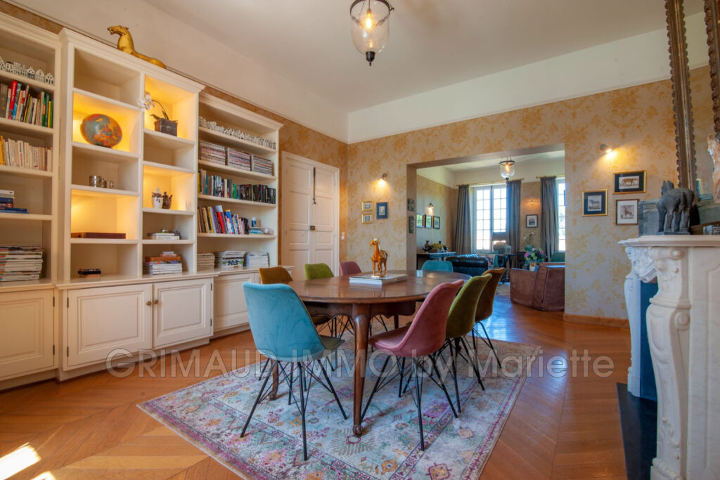 proprieté sur 24 HA avec lac, ecurie et plusieurs maisons – NR pièces – 10 chambres – 740.00 m²