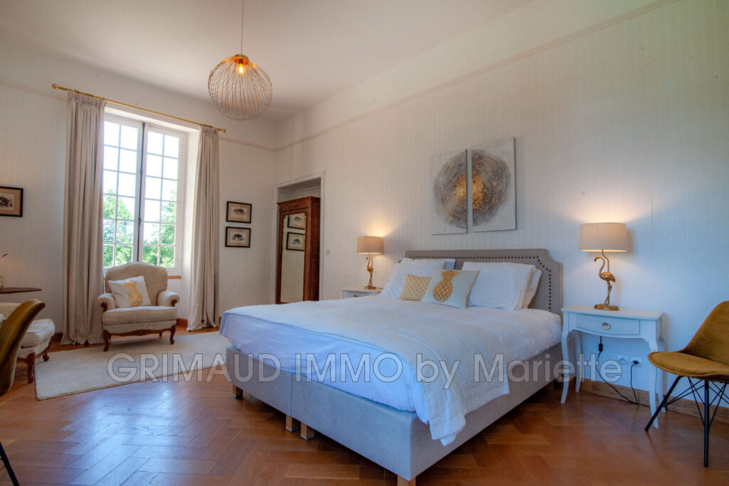 proprieté sur 24 HA avec lac, ecurie et plusieurs maisons – NR pièces – 10 chambres – 740.00 m²