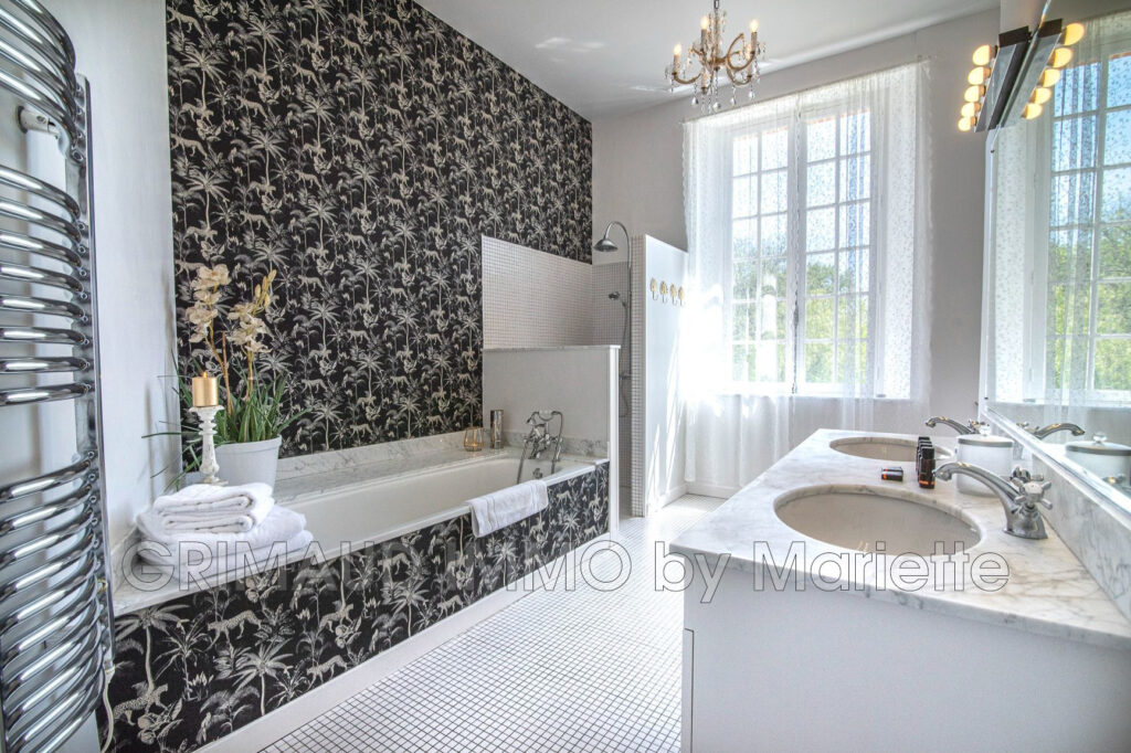 proprieté sur 24 HA avec lac, ecurie et plusieurs maisons – NR pièces – 10 chambres – 740.00 m²