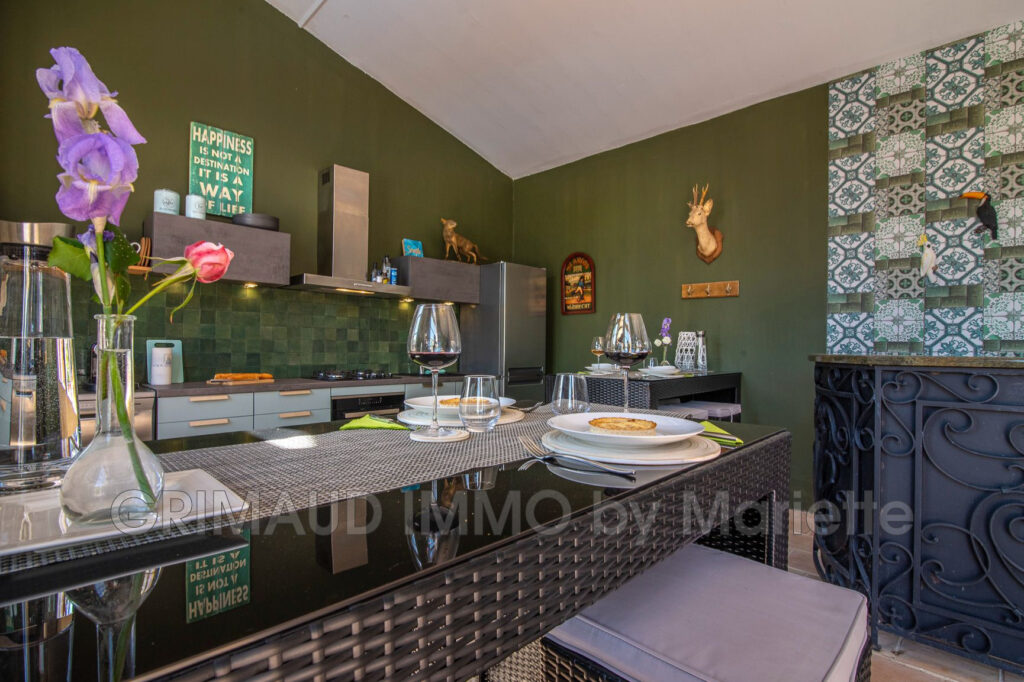 proprieté sur 24 HA avec lac, ecurie et plusieurs maisons – NR pièces – 10 chambres – 740.00 m²