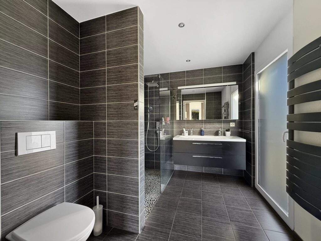 Villa contemporaine avec piscine à Fully ! – NR pièces – 5 chambres – 207 m²