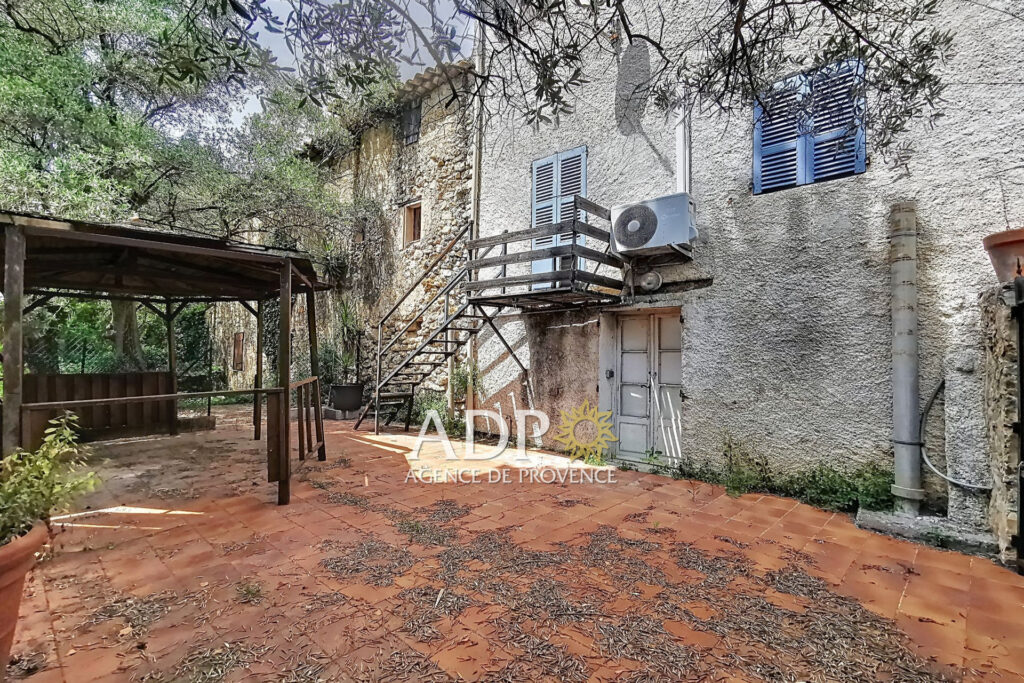 Maison en état de ruine sur un terrain à Plascassier.  – NR pièces – NR chambres – 180.00 m²