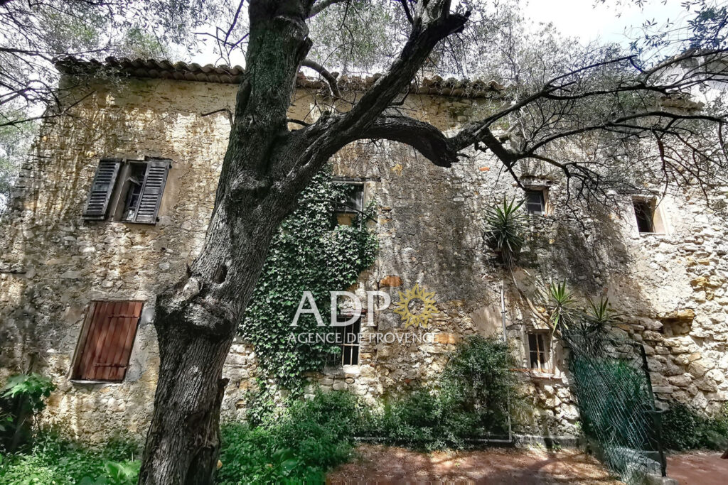 Maison en état de ruine sur un terrain à Plascassier.  – NR pièces – NR chambres – 180.00 m²