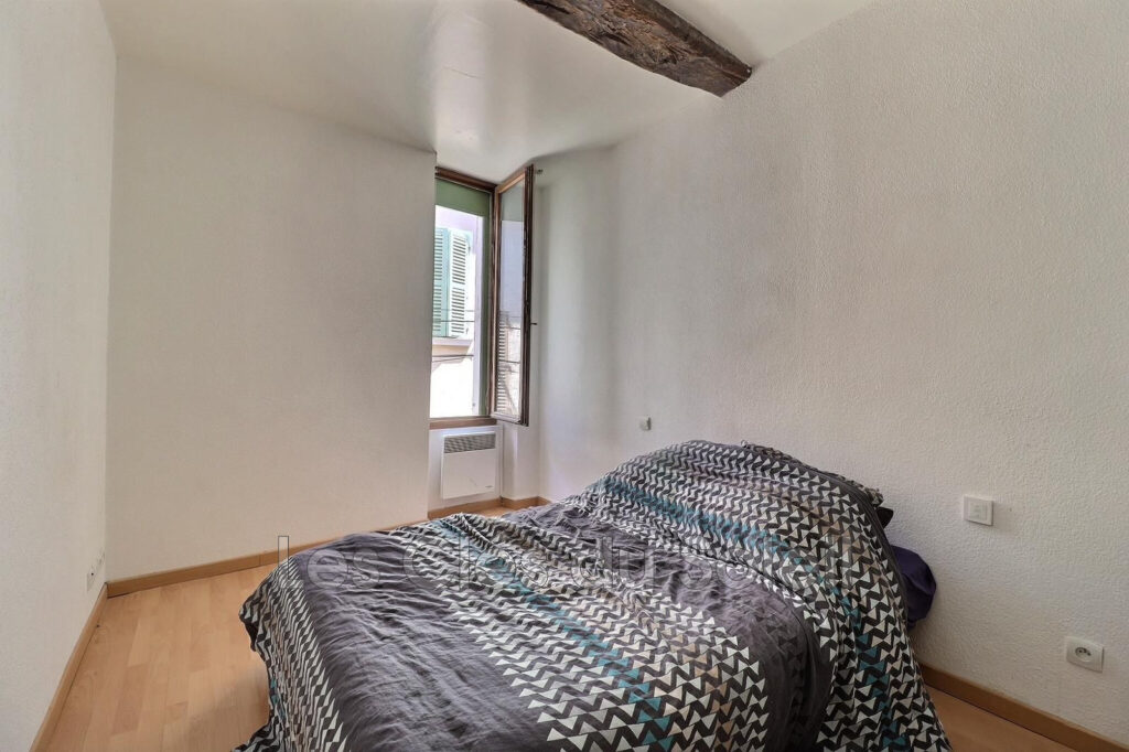 CUERS – PETIT IMMEUBLE DE RAPPORT ? CENTRE-VILLE DE CUERS ? EX – 6 pièces – 4 chambres – 130.00 m²