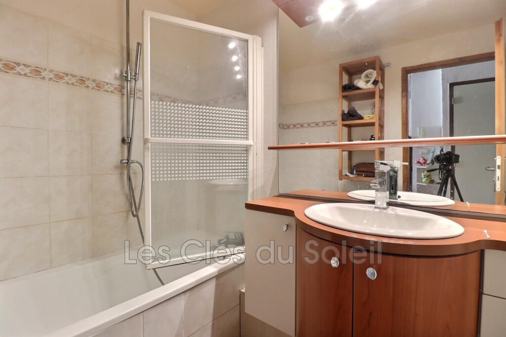 CUERS – PETIT IMMEUBLE DE RAPPORT ? CENTRE-VILLE DE CUERS ? EX – 6 pièces – 4 chambres – 130.00 m²