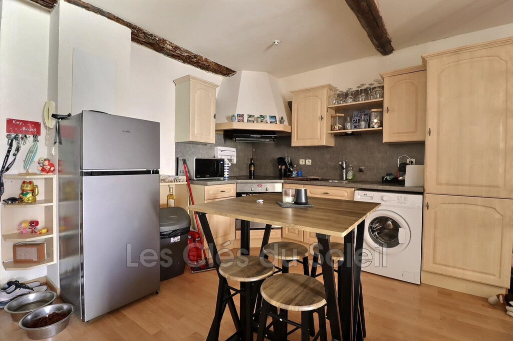 CUERS – PETIT IMMEUBLE DE RAPPORT ? CENTRE-VILLE DE CUERS ? EX – 6 pièces – 4 chambres – 130.00 m²