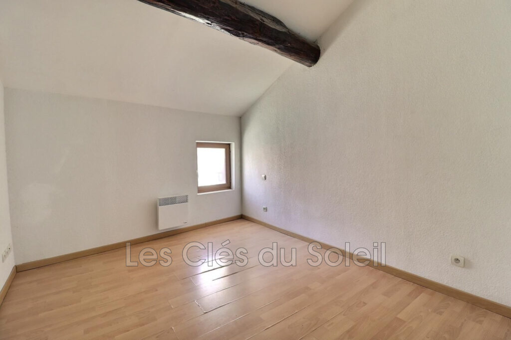 CUERS – PETIT IMMEUBLE DE RAPPORT ? CENTRE-VILLE DE CUERS ? EX – 6 pièces – 4 chambres – 130.00 m²
