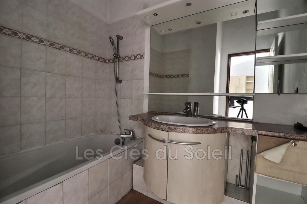 CUERS – PETIT IMMEUBLE DE RAPPORT ? CENTRE-VILLE DE CUERS ? EX – 6 pièces – 4 chambres – 130.00 m²