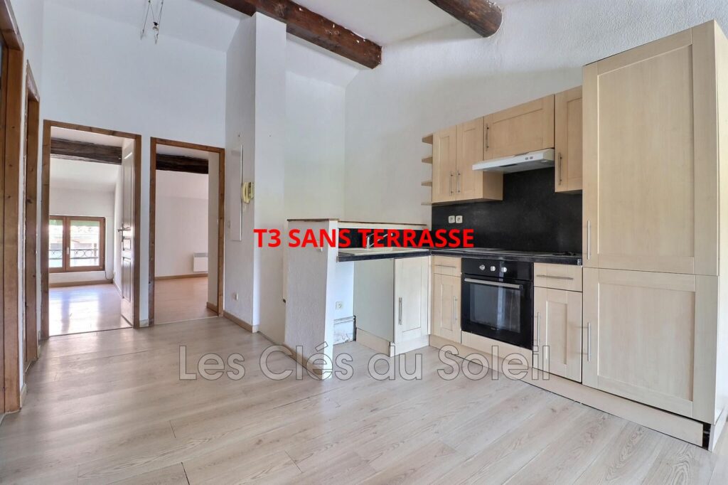 CUERS – PETIT IMMEUBLE DE RAPPORT ? CENTRE-VILLE DE CUERS ? EX – 6 pièces – 4 chambres – 130.00 m²