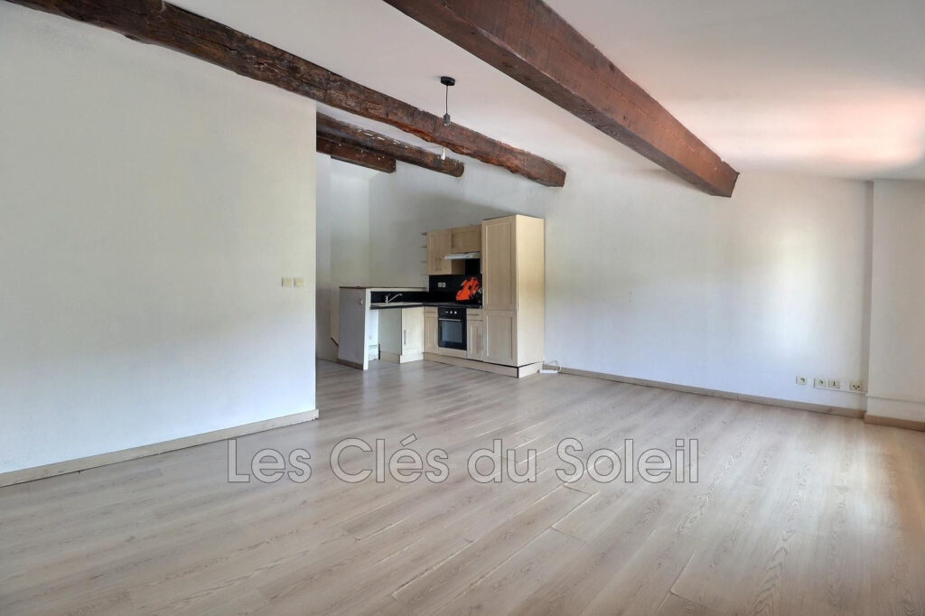 CUERS – PETIT IMMEUBLE DE RAPPORT ? CENTRE-VILLE DE CUERS ? EX – 6 pièces – 4 chambres – 130.00 m²
