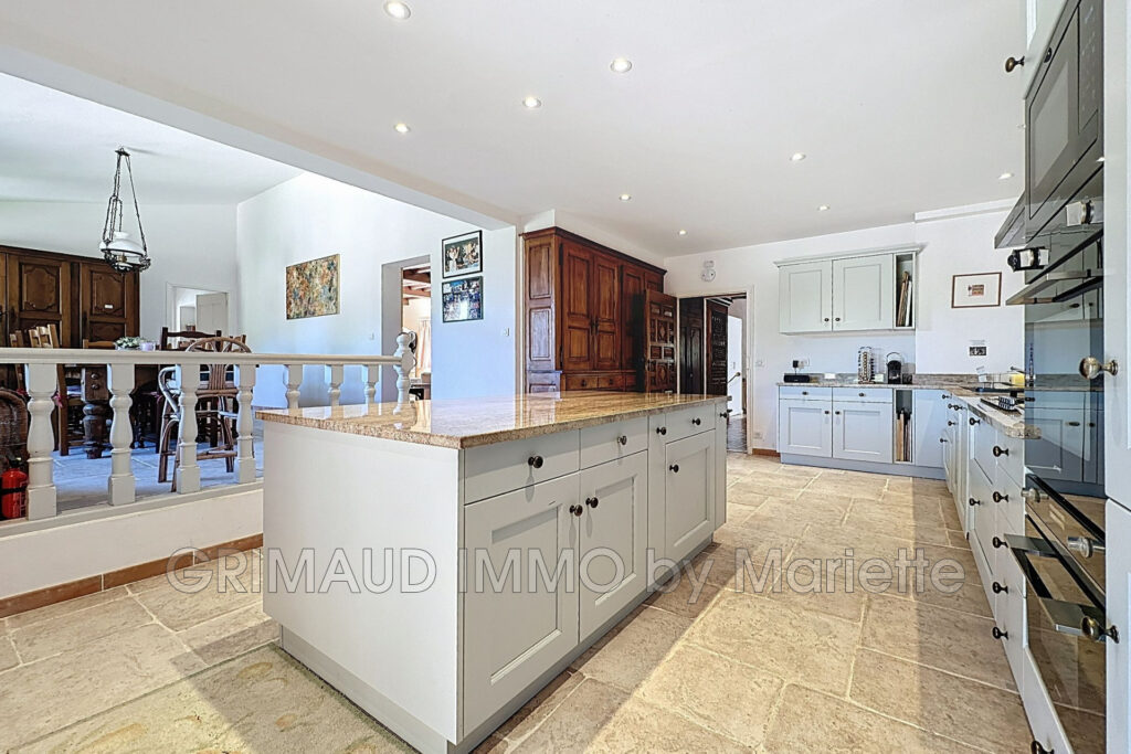 proprieté sur 2,8 Ha avec piscine et 7 chambres. – 16 pièces – 7 chambres – 395.00 m²