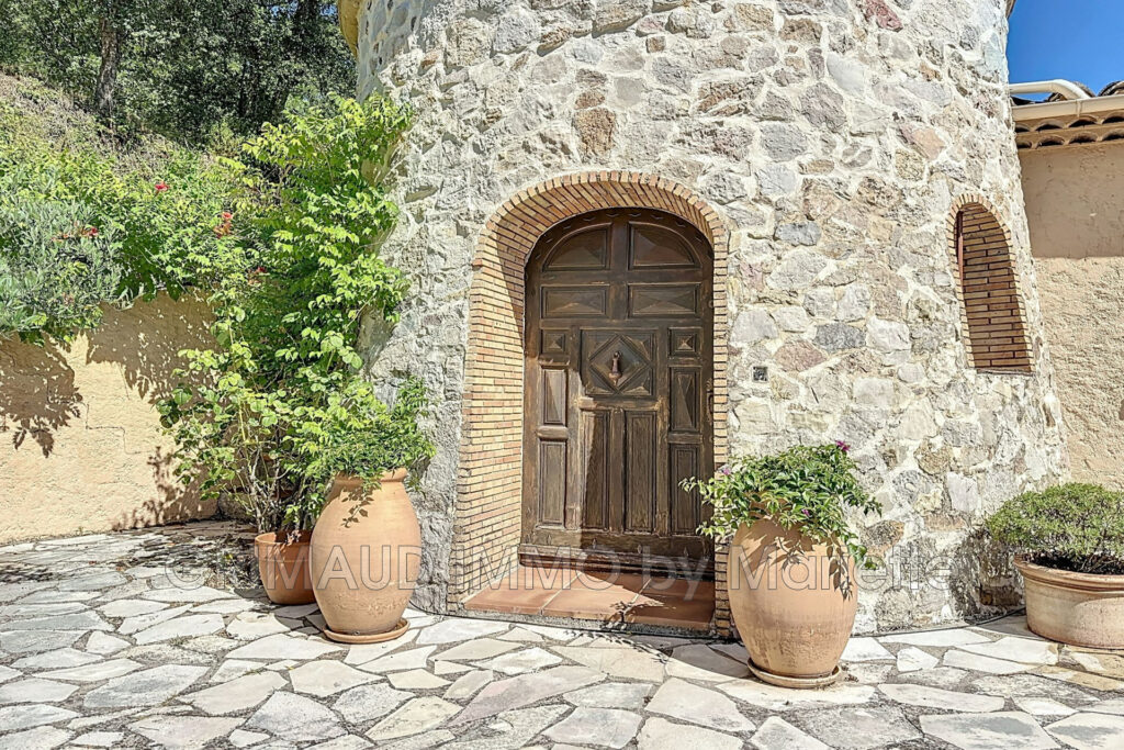 proprieté sur 2,8 Ha avec piscine et 7 chambres. – 16 pièces – 7 chambres – 395.00 m²