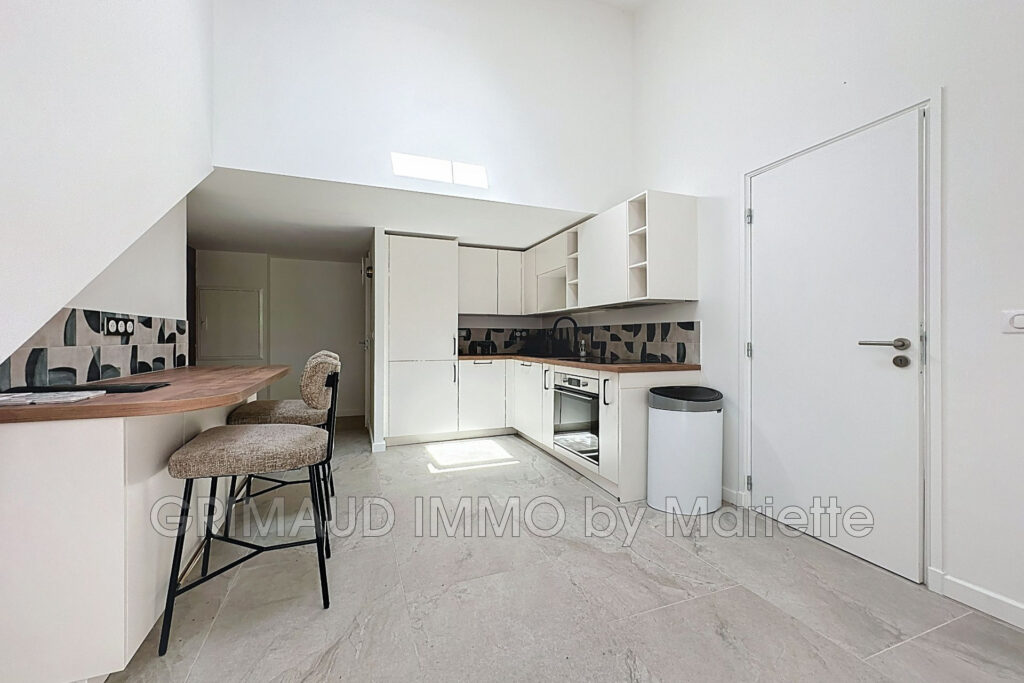 Maison rénovée avec goût, jardin verdoyant, dans une résidence – 4 pièces – 3 chambres – 85.87 m²