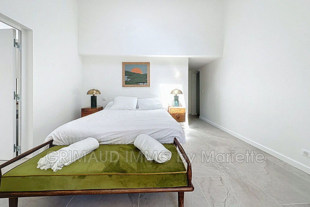 Maison rénovée avec goût, jardin verdoyant, dans une résidence – 4 pièces – 3 chambres – 85.87 m²