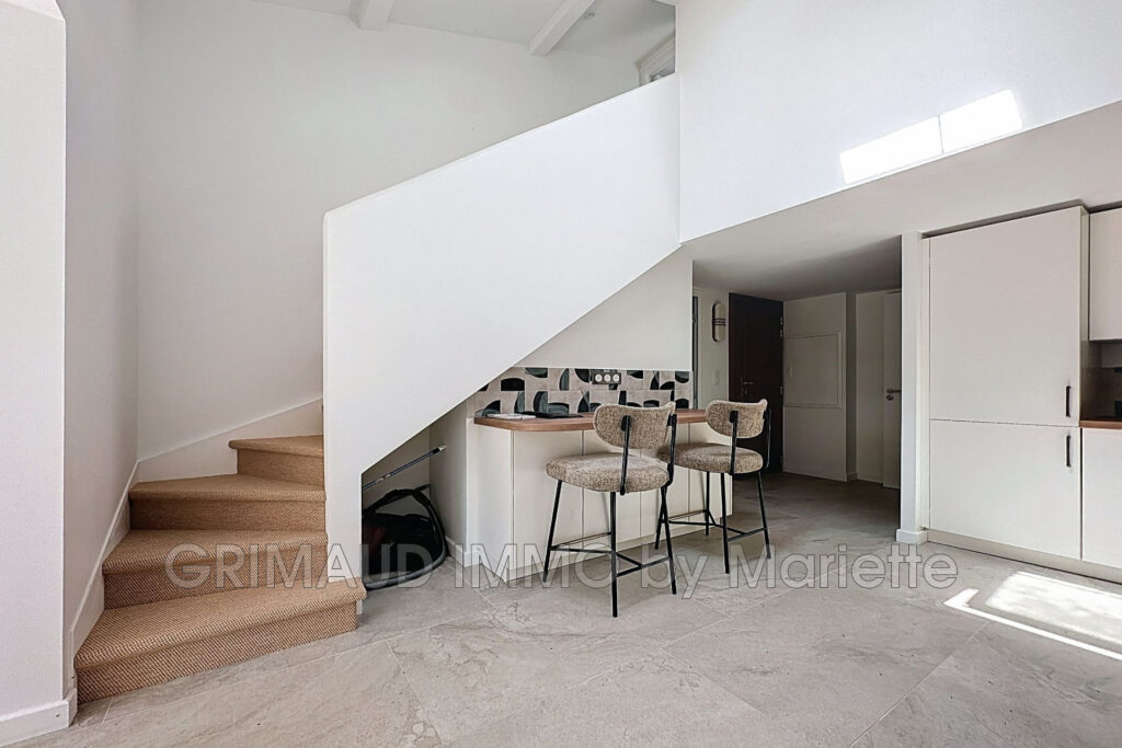 Maison rénovée avec goût, jardin verdoyant, dans une résidence – 4 pièces – 3 chambres – 85.87 m²