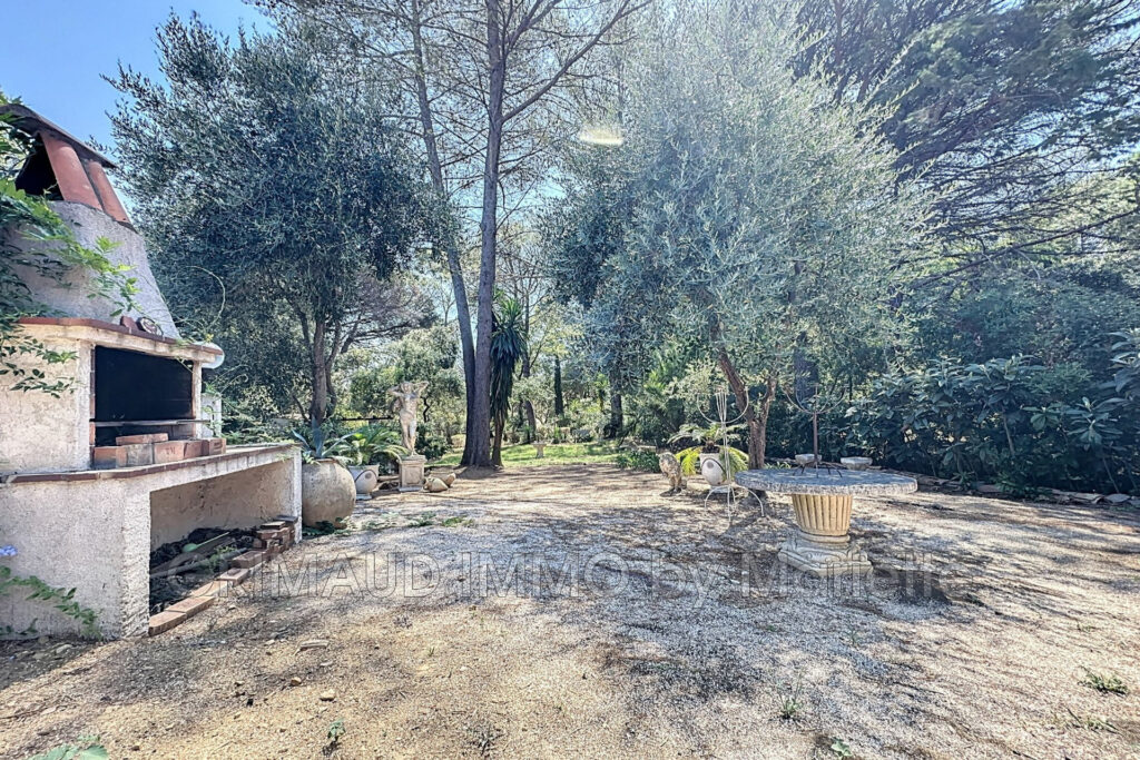 Maison rénovée avec goût, jardin verdoyant, dans une résidence – 4 pièces – 3 chambres – 85.87 m²